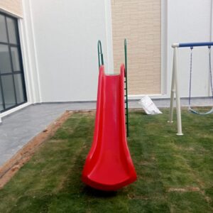 ملعب داخلي وخارجي مع مجموعة من 3 منزلقات